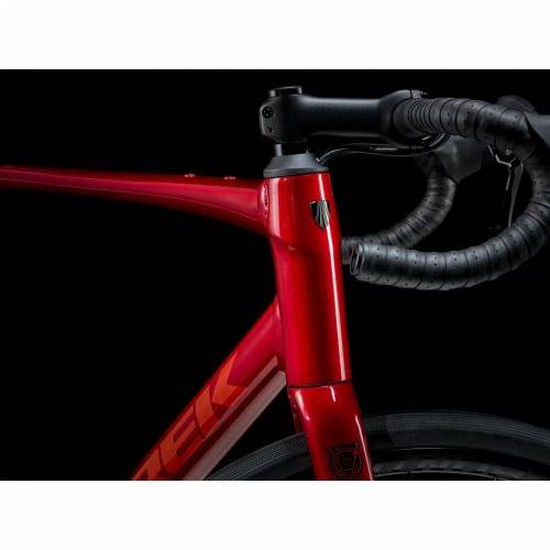 BICIKL TREK TRKAĆI DOMANE AL 2 56 CRIMSON TO DARK CARMINE FADE / 2026 Cijena