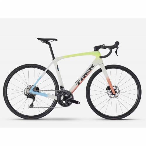 BICIKL TREK TRKAĆI DOMANE SL 5 56 ERA WHITE/GLOWSTICK/CORAL FADE / 2026 Cijena