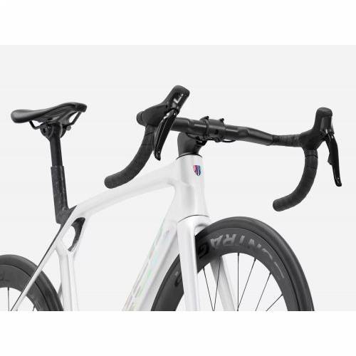 BICIKL TREK TRKAĆI MADONE SL 7 S GLOSS CRYSTAL WHITE/MATTE DEEP SMOKE / 2026 Cijena