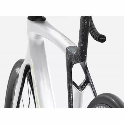 BICIKL TREK TRKAĆI MADONE SL 5 M GLOSS CRYSTAL WHITE/MATTE DEEP SMOKE / 2026 Cijena