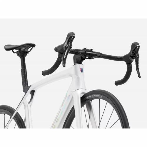 BICIKL TREK TRKAĆI MADONE SL 5 M GLOSS CRYSTAL WHITE/MATTE DEEP SMOKE / 2026 Cijena