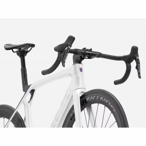 BICIKL TREK TRKAĆI MADONE SL 6 S GLOSS CRYSTAL WHITE/MATTE DEEP SMOKE / 2026 Cijena