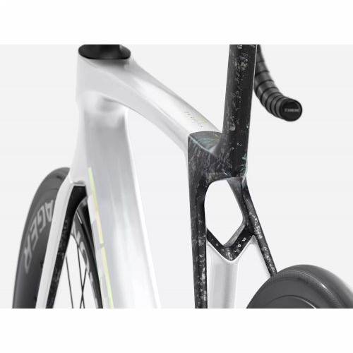 BICIKL TREK TRKAĆI MADONE SL 6 M GLOSS CRYSTAL WHITE/MATTE DEEP SMOKE / 2026 Cijena